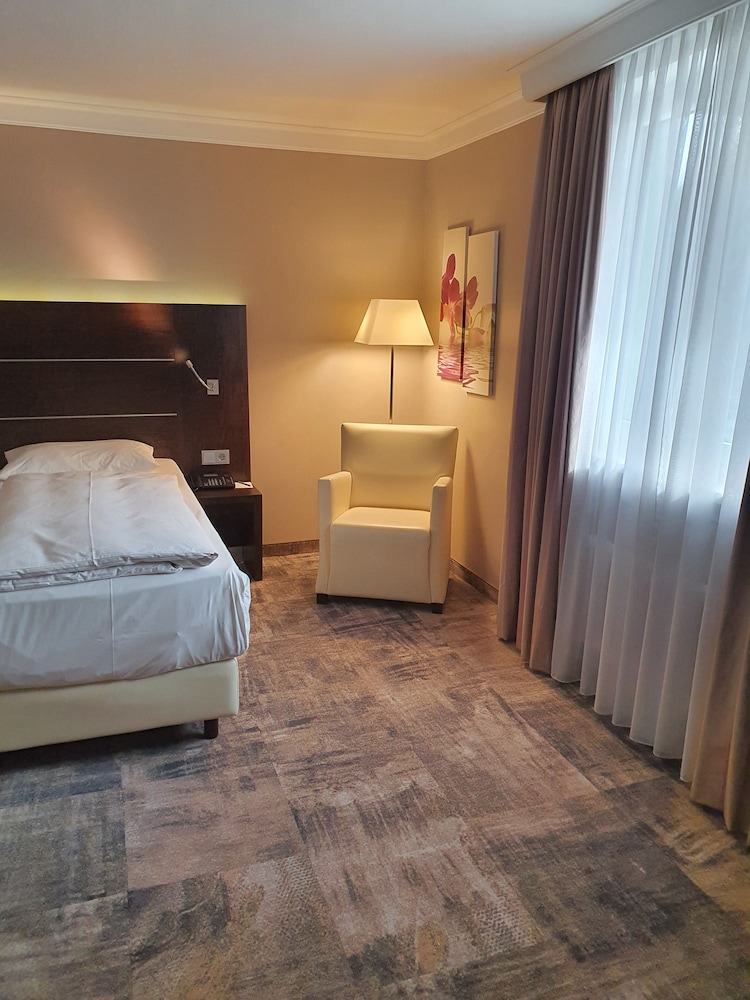 Habitación estándar con dos camas individuales del hotel Mercure Hagen. Foto 2