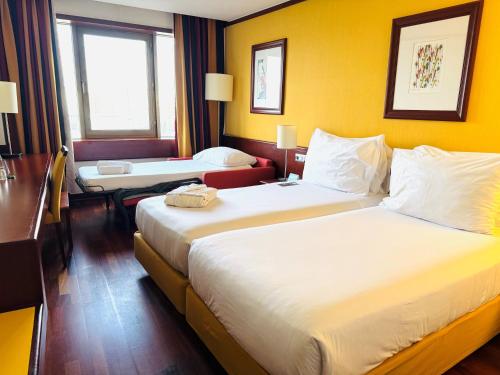Habitación Doble Estándar con sofá cama individual - 2 camas del hotel Holiday Inn Lisbon Continental, An Ihg. Foto 2
