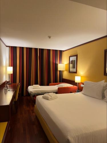 Habitación Doble Estándar con sofá cama individual - 2 camas del hotel Holiday Inn Lisbon Continental, An Ihg. Foto 3