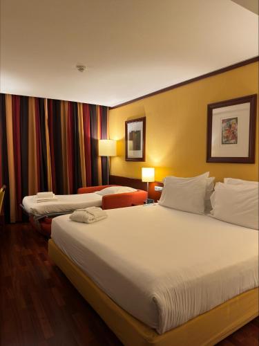 Habitación Doble Estándar con sofá cama individual - 2 camas del hotel Holiday Inn Lisbon Continental, An Ihg. Foto 4