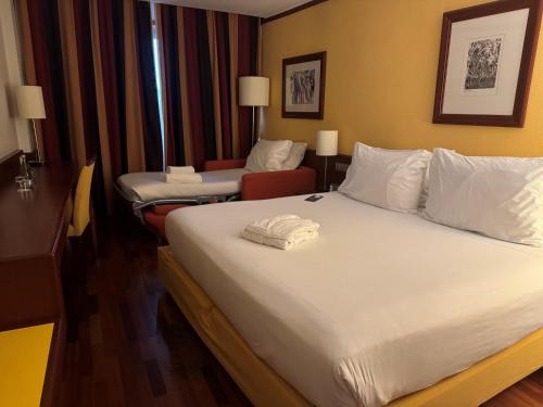 Habitación Doble Estándar con sofá cama individual - 2 camas del hotel Holiday Inn Lisbon Continental, An Ihg. Foto 6
