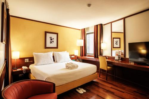 Suite de 1 dormitorio con sofá cama - Cama extragrande del hotel Holiday Inn Lisbon Continental, An Ihg