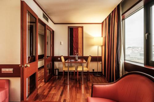 Suite de 1 dormitorio con sofá cama - Cama extragrande del hotel Holiday Inn Lisbon Continental, An Ihg. Foto 3