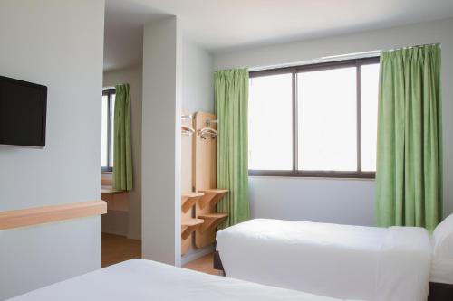 Habitación Estándar con 1 cama doble y 1 individual del hotel Ibis Budget Braga Centro. Foto 1