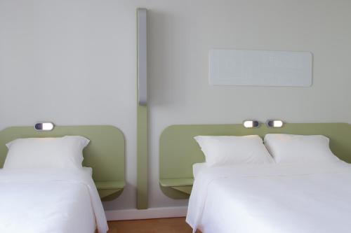 Habitación Estándar con 1 cama doble y 1 individual del hotel Ibis Budget Braga Centro. Foto 3