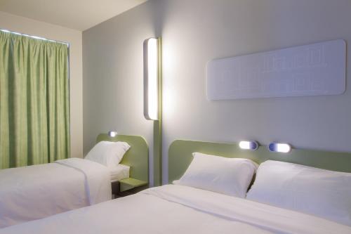 Habitación Estándar con 1 cama doble y 1 individual del hotel Ibis Budget Braga Centro. Foto 4