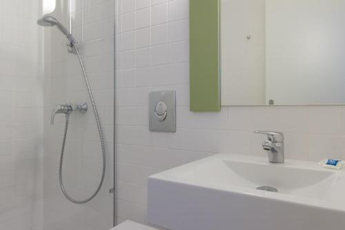 Habitación Estándar con 1 cama doble y 1 individual del hotel Ibis Budget Braga Centro. Foto 6