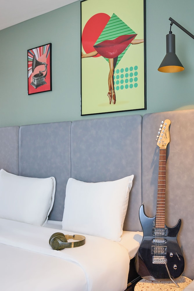 Habitación con 1 cama doble de 160x200 cm, nuevo concepto Sleep Easy del hotel Ibis Baar Zug. Foto 1