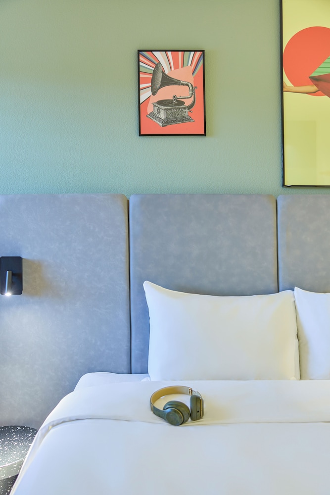 Habitación con 1 cama doble de 160x200 cm, nuevo concepto Sleep Easy del hotel Ibis Baar Zug. Foto 2
