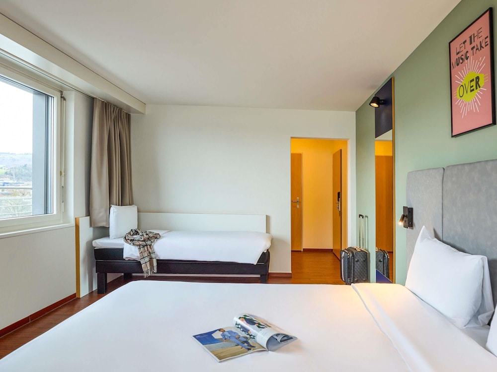 Habitación con 1 cama doble de 160x200 cm, nuevo concepto Sleep Easy del hotel Ibis Baar Zug. Foto 3