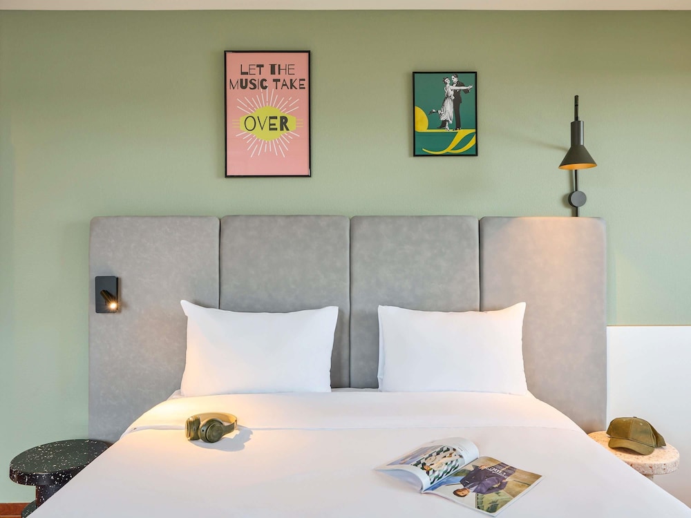 Habitación con 1 cama doble de 160x200 cm, nuevo concepto Sleep Easy del hotel Ibis Baar Zug. Foto 5
