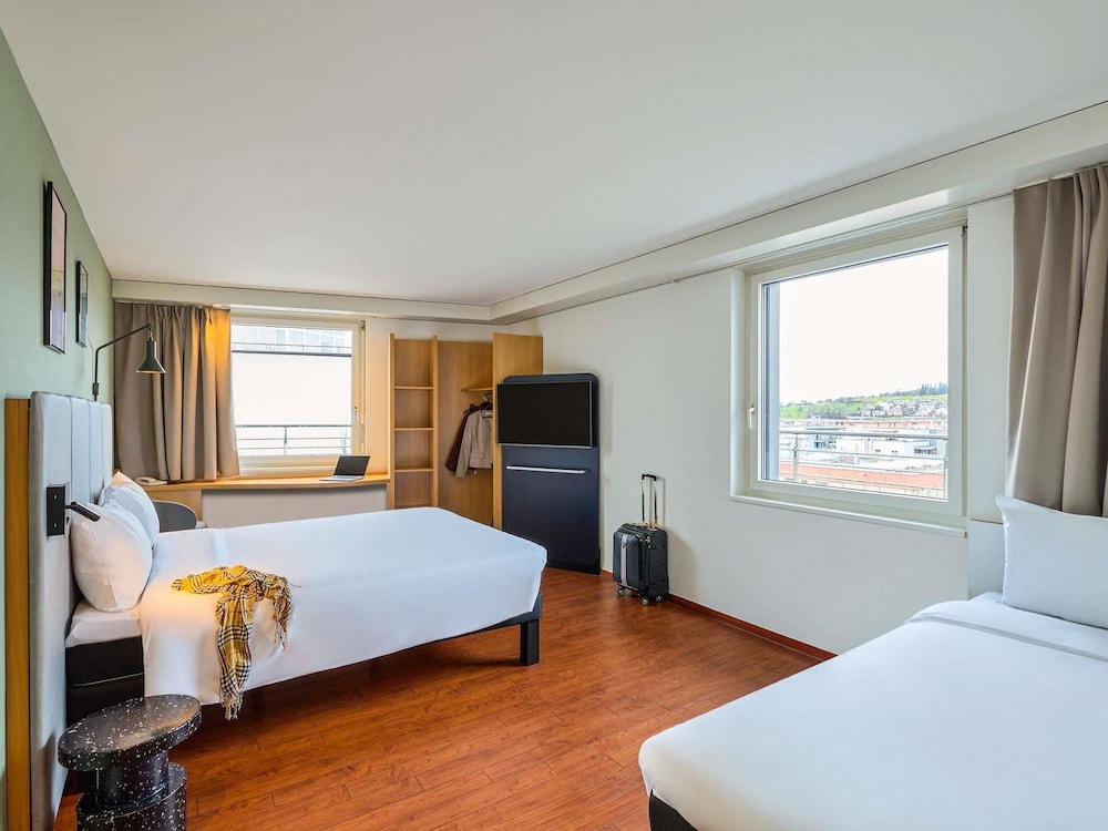 Habitación con 1 cama doble de 160x200 cm, nuevo concepto Sleep Easy del hotel Ibis Baar Zug. Foto 7
