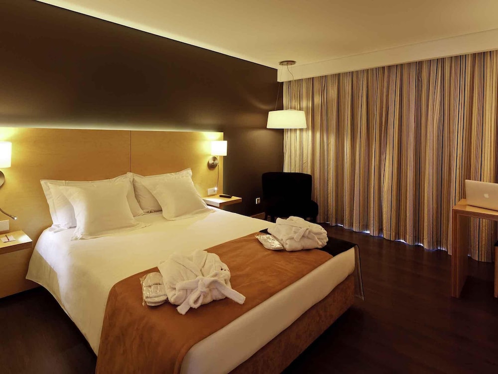 Habitación Privilege con cama doble y balcón. Exclusivamente para no fumadores del hotel Mercure Braga Centro. Foto 2