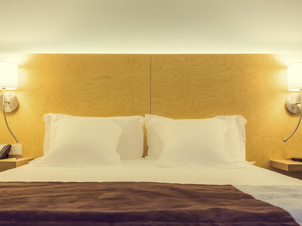 Suite de categoría superior con cama doble y salón. Habitación para no fumadores del hotel Mercure Braga Centro