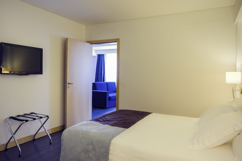 Suite de categoría superior con cama doble y salón. Habitación para no fumadores del hotel Mercure Braga Centro. Foto 1