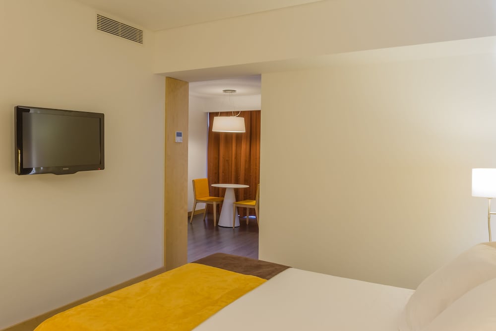 Suite de categoría superior con cama doble y salón. Habitación para no fumadores del hotel Mercure Braga Centro. Foto 4