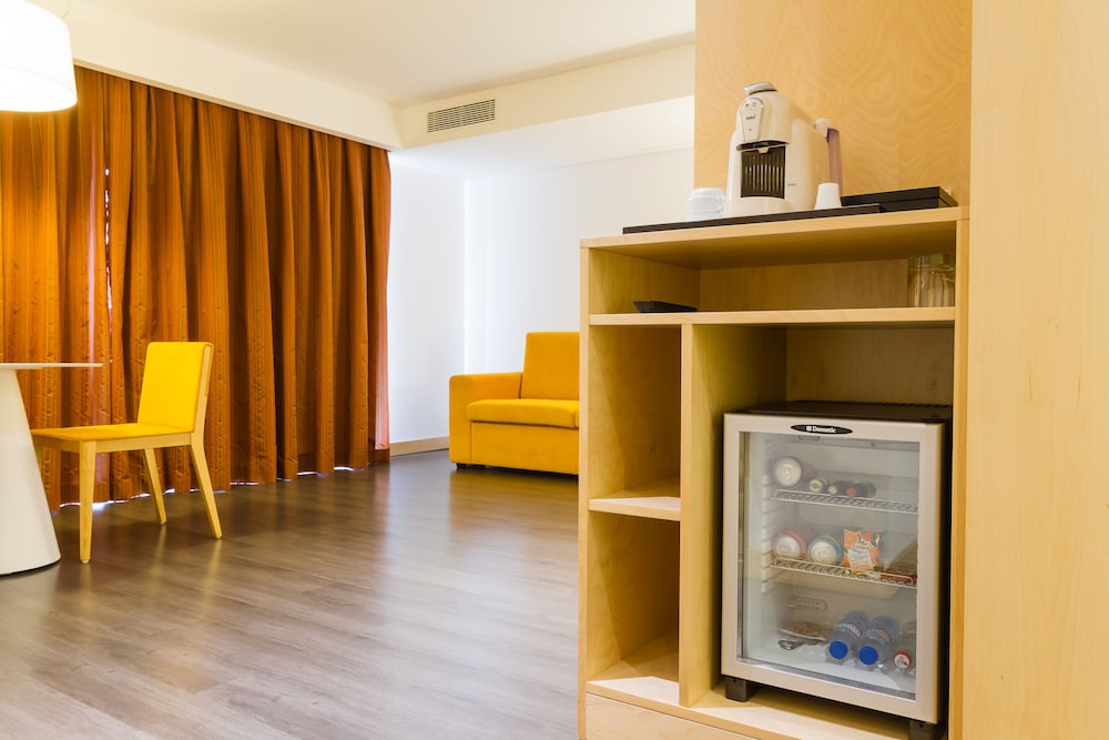 Suite de categoría superior con cama doble y salón. Habitación para no fumadores del hotel Mercure Braga Centro. Foto 5