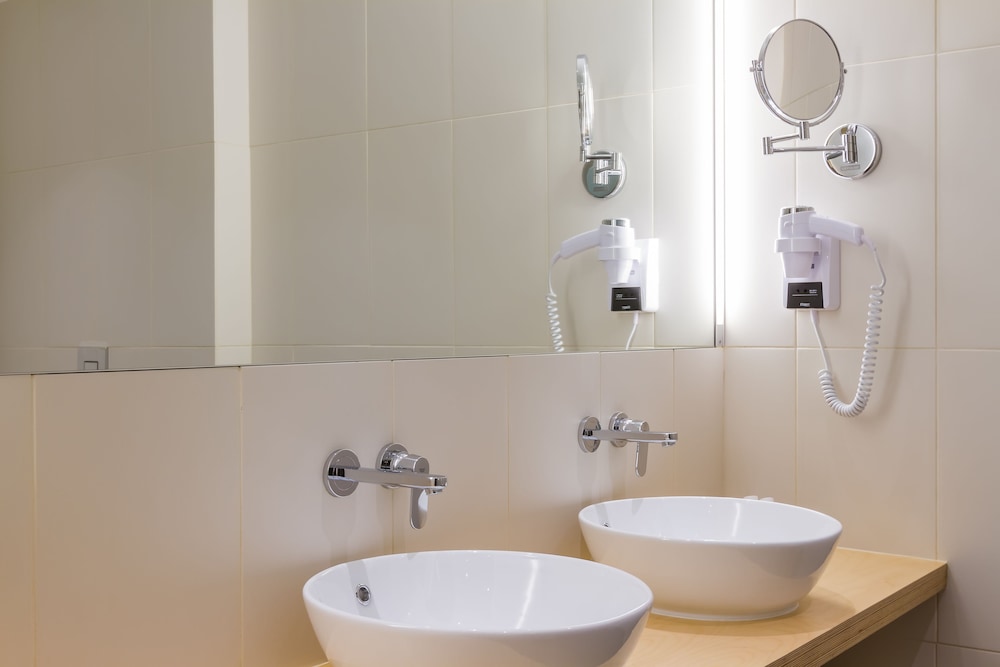 Suite de categoría superior con cama doble y salón. Habitación para no fumadores del hotel Mercure Braga Centro. Foto 6