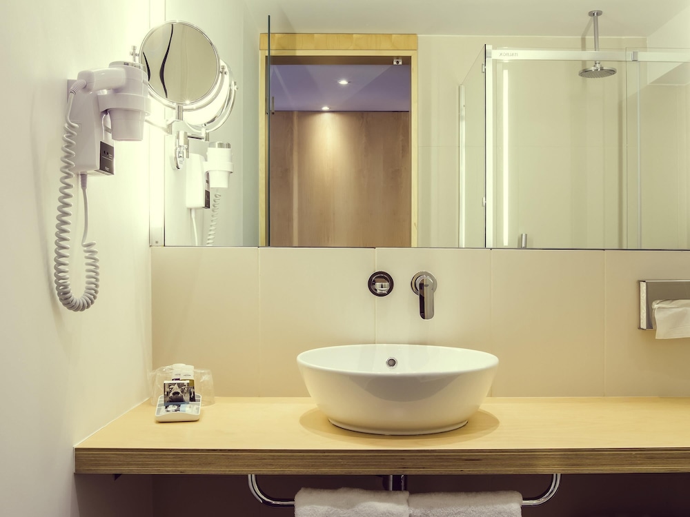 Suite de categoría superior con cama doble y salón. Habitación para no fumadores del hotel Mercure Braga Centro. Foto 7