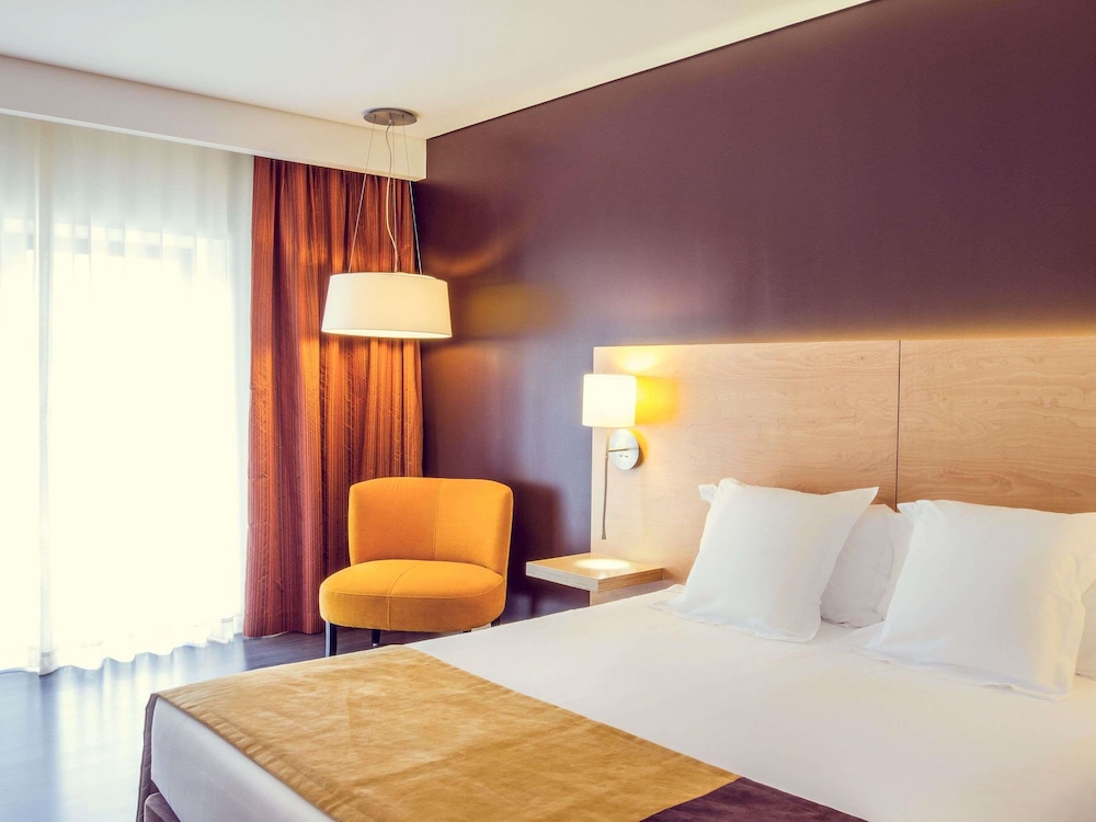 Suite de categoría superior con cama doble y salón. Habitación para no fumadores del hotel Mercure Braga Centro. Foto 8