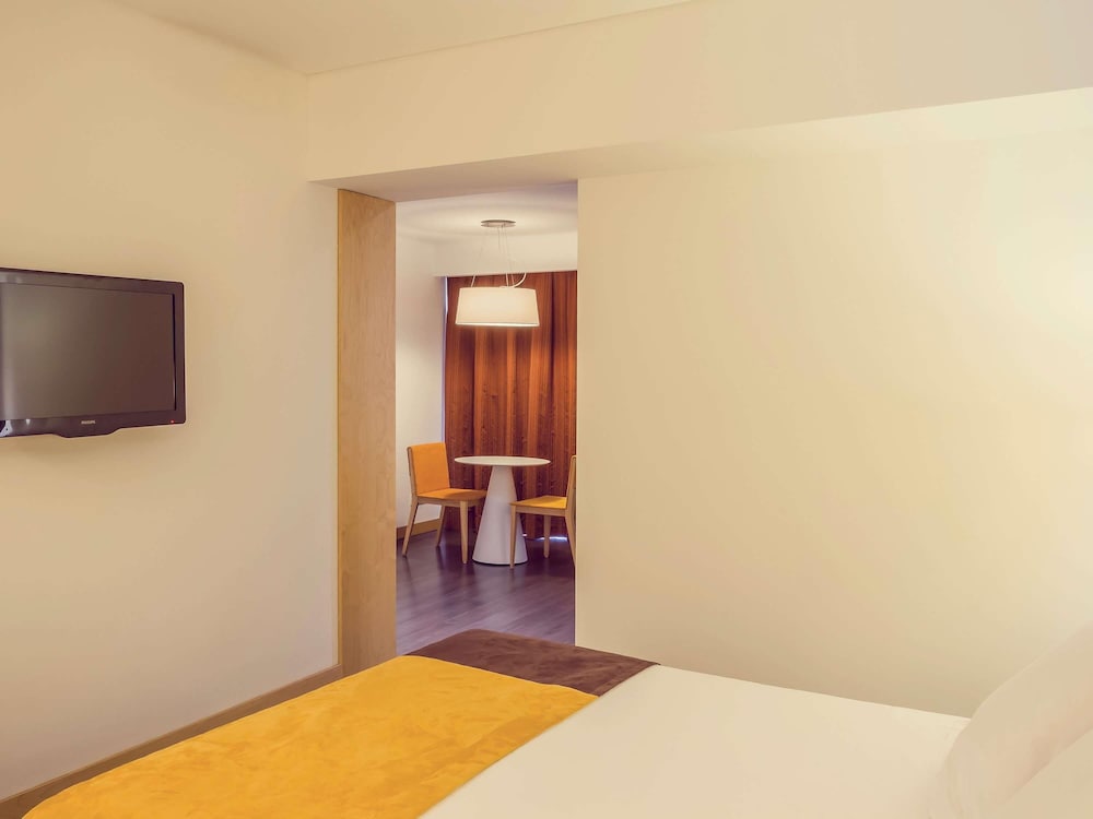 Suite de categoría superior con cama doble y salón. Habitación para no fumadores del hotel Mercure Braga Centro. Foto 10