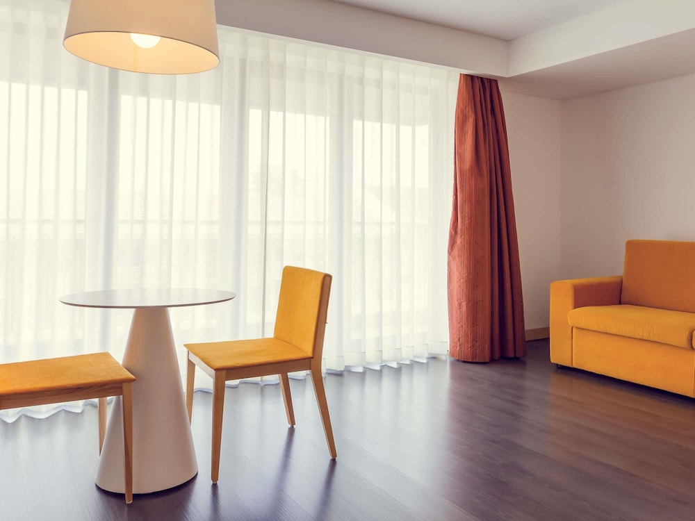 Suite de categoría superior con cama doble y salón. Habitación para no fumadores del hotel Mercure Braga Centro. Foto 11