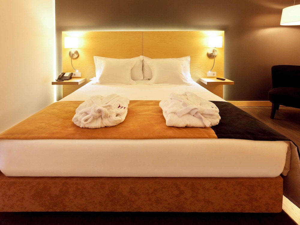 Suite de categoría superior con cama doble y salón. Habitación para no fumadores del hotel Mercure Braga Centro. Foto 12