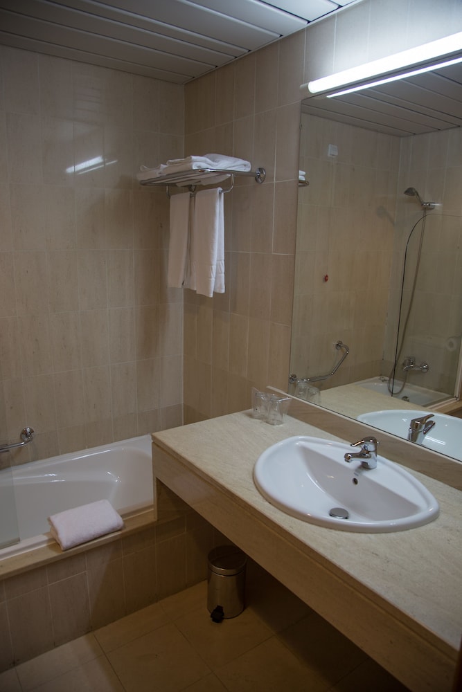 Habitación estándar con 2 camas individuales, vistas a la ciudad del hotel Regua Douro. Foto 1