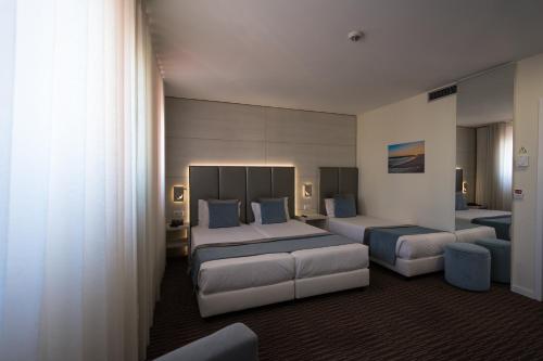 Habitación Triple Estándar del hotel THE ONE Grand Hotel da Póvoa