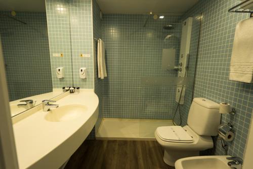 Habitación Triple Estándar del hotel THE ONE Grand Hotel da Póvoa. Foto 1