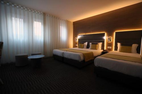 Habitación Triple Estándar del hotel THE ONE Grand Hotel da Póvoa. Foto 3