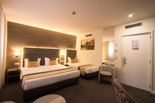 Habitación Triple Estándar del hotel THE ONE Grand Hotel da Póvoa. Foto 4