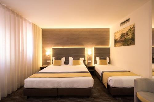 Habitación Triple Estándar del hotel THE ONE Grand Hotel da Póvoa. Foto 5