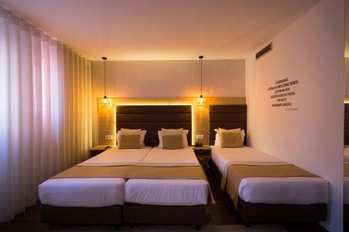 Habitación Triple Estándar del hotel THE ONE Grand Hotel da Póvoa. Foto 6