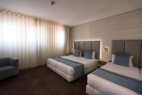 Habitación Triple Estándar del hotel THE ONE Grand Hotel da Póvoa. Foto 7