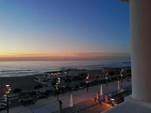 Suite Deluxe con vistas al mar del hotel THE ONE Grand Hotel da Póvoa. Foto 2