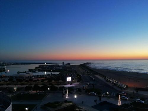 Suite Deluxe con vistas al mar del hotel THE ONE Grand Hotel da Póvoa. Foto 3