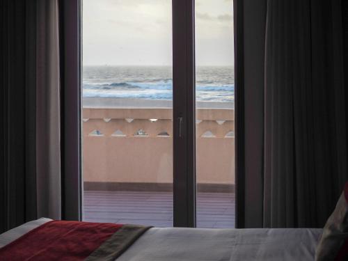 Habitación Doble Deluxe con balcón y vistas al mar del hotel THE ONE Grand Hotel da Póvoa. Foto 2