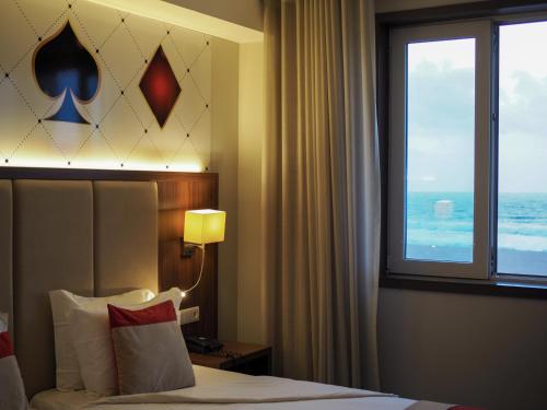 Habitación Doble Deluxe con vistas al mar - 1 o 2 camas del hotel THE ONE Grand Hotel da Póvoa. Foto 2