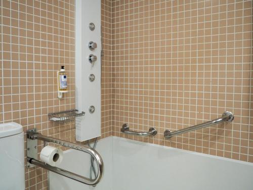 Habitación Doble adaptada para personas con discapacidad - 1 o 2 camas del hotel THE ONE Grand Hotel da Póvoa. Foto 3