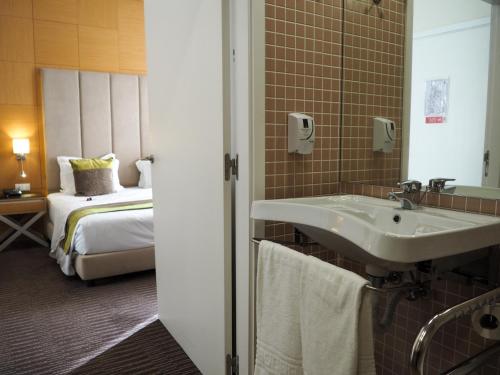 Habitación Doble adaptada para personas con discapacidad - 1 o 2 camas del hotel THE ONE Grand Hotel da Póvoa. Foto 4