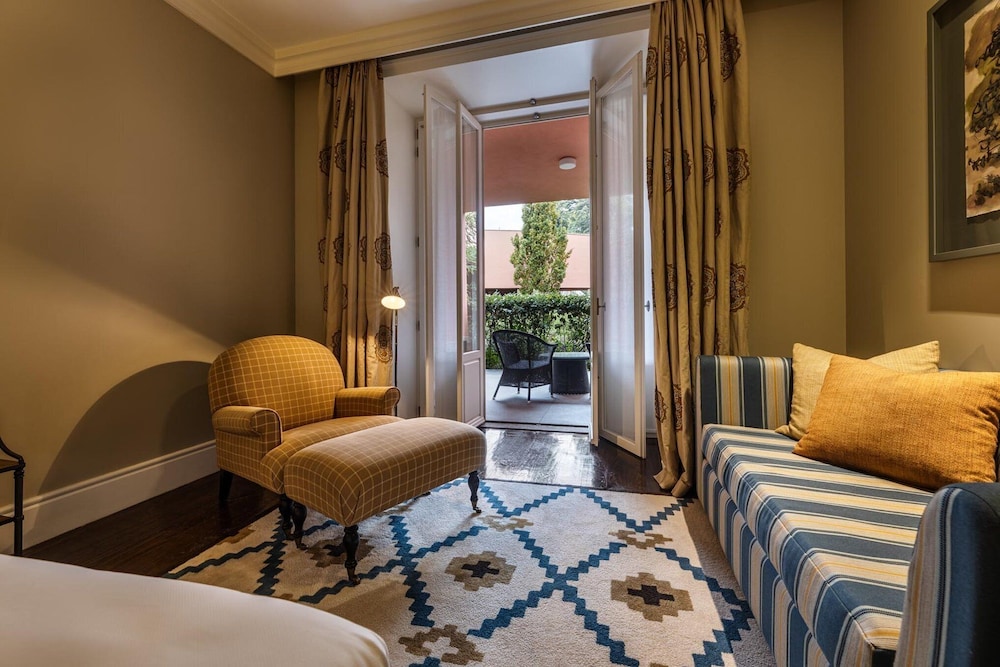 Habitación con jardín del hotel Vidago Palace. Foto 1