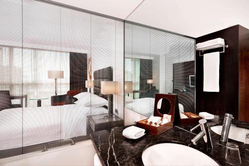 Habitación Club con cama grande y acceso al club lounge y al spa del hotel Sheraton Porto and Spa. Foto 1