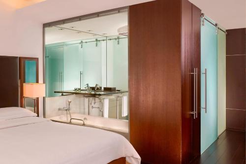 Habitación Deluxe Premium con 1 cama grande - Planta intermedia del hotel Sheraton Porto and Spa. Foto 2