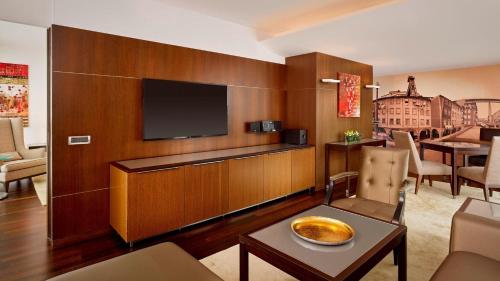 Suite Executive con cama extragrande y acceso al club lounge y al spa del hotel Sheraton Porto and Spa