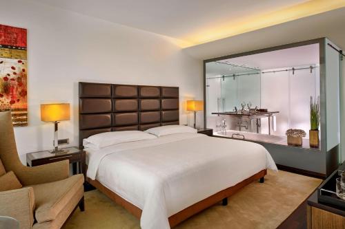 Suite Executive con cama extragrande y acceso al club lounge y al spa del hotel Sheraton Porto and Spa. Foto 1