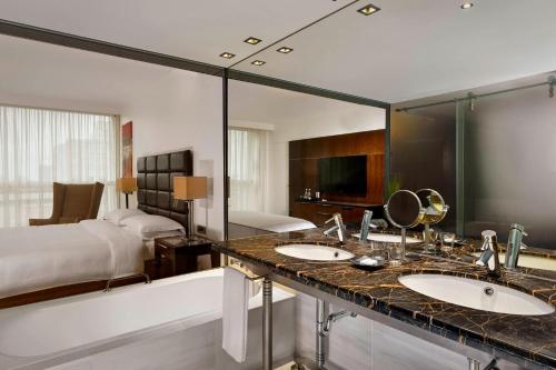 Suite Executive con cama extragrande y acceso al club lounge y al spa del hotel Sheraton Porto and Spa. Foto 2