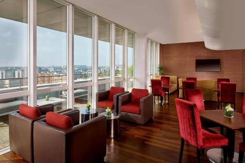 Suite Executive con cama extragrande y acceso al club lounge y al spa del hotel Sheraton Porto and Spa. Foto 3