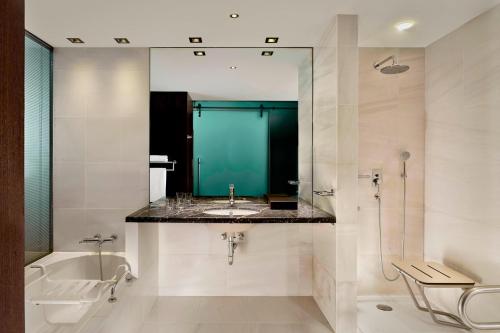 Suite Junior con 1 cama grande y acceso al club lounge y el spa del hotel Sheraton Porto and Spa