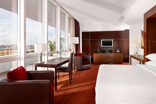 Suite Junior con 1 cama grande y acceso al club lounge y el spa del hotel Sheraton Porto and Spa. Foto 1